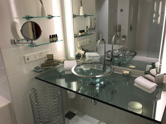 Fairmont Singapore — Bathroom