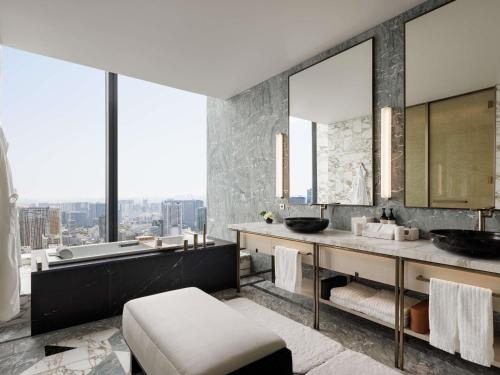 Fairmont Tokyo — Bathroom
