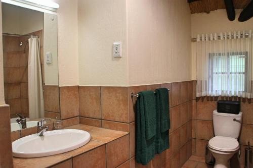 Fairways Holiday Accommodation — Bathroom