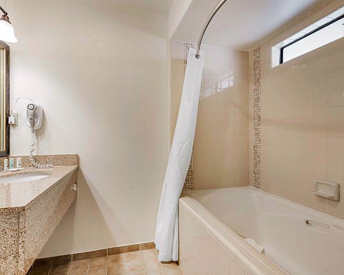 Fallbrook Country Inn — Bathroom