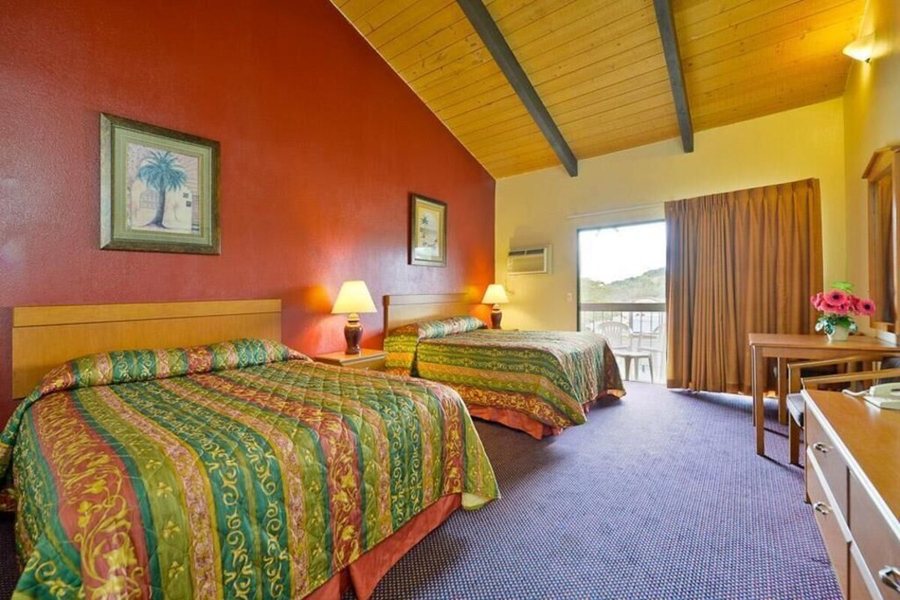 Fallbrook Country Inn — Guest room
