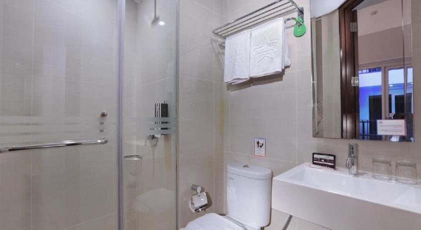 Fame Hotel Sunset Road Kuta Bali — Bathroom