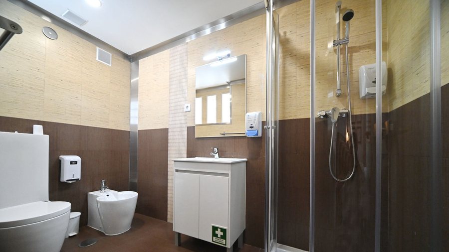 Famous Crows Guest House — Bathroom