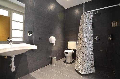 Far Home Atocha Hostel — Bathroom