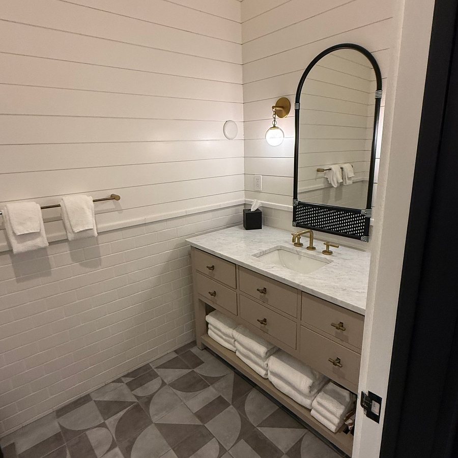 Faraway Martha s Vineyard — Bathroom