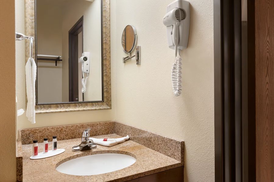 Fargo Inn Suites — Bathroom