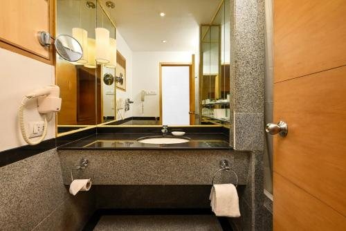 Fariyas Hotel Mumbai — Bathroom