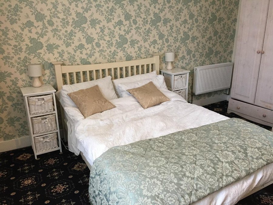 Farm Road Estate — Guest room