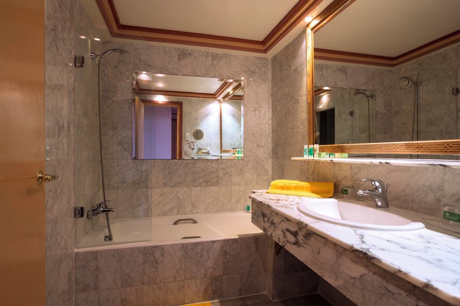 Fashion Hotel — Bathroom