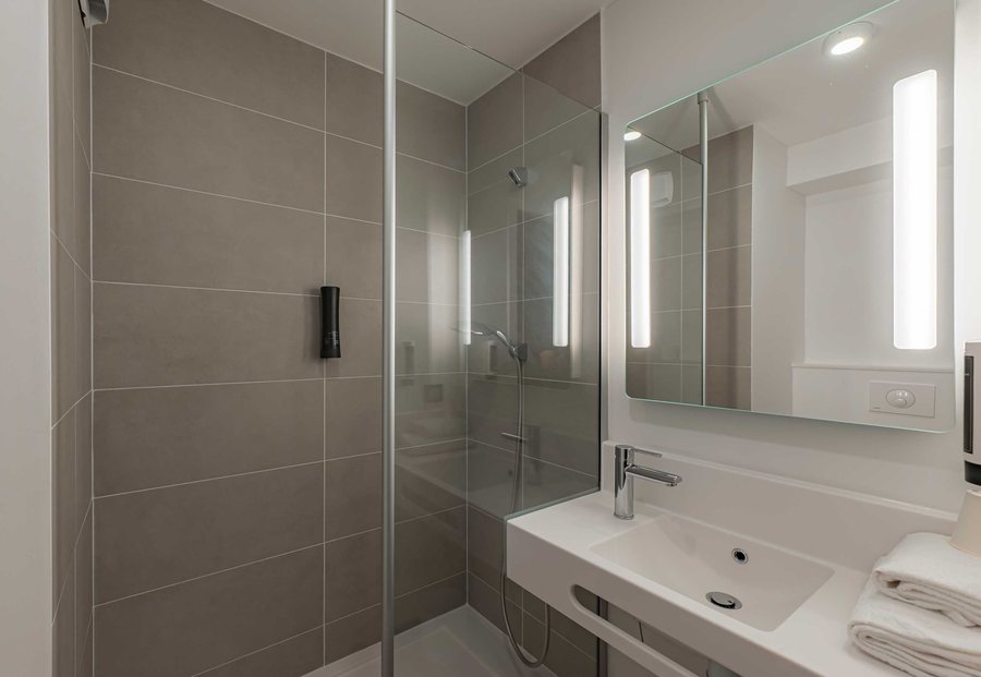 Fasthotel Macon Sud Un Hotel Fh Confort — Bathroom