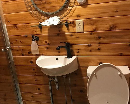 Faust Motel — Bathroom