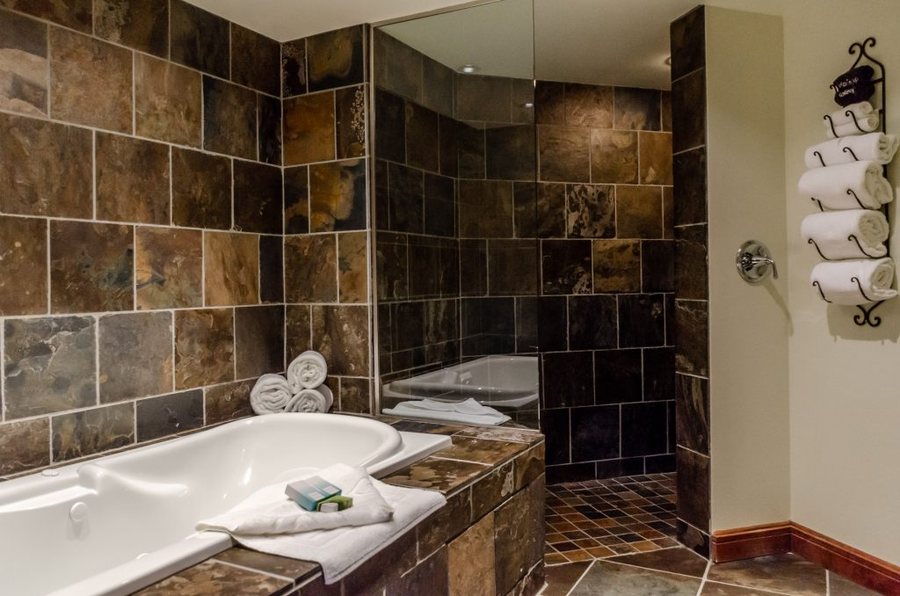 Feather Falls Casino and Lodge — Bathroom