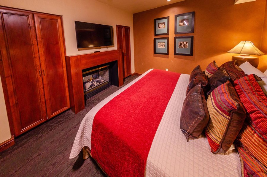 Feather Falls Casino and Lodge — Guest room