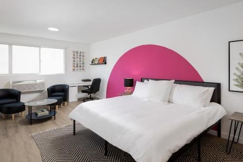 Fenix Hotel Hollywood Los Angeles California — Guest room