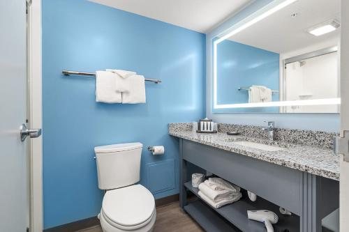 Fenwick Islander Motel — Bathroom