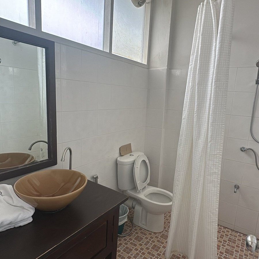 Feung Nakorn Balcony Rooms Cafe — Bathroom