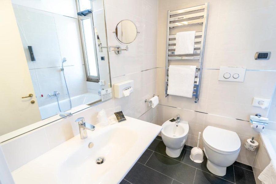 FH55 Grand Hotel Mediterraneo — Bathroom