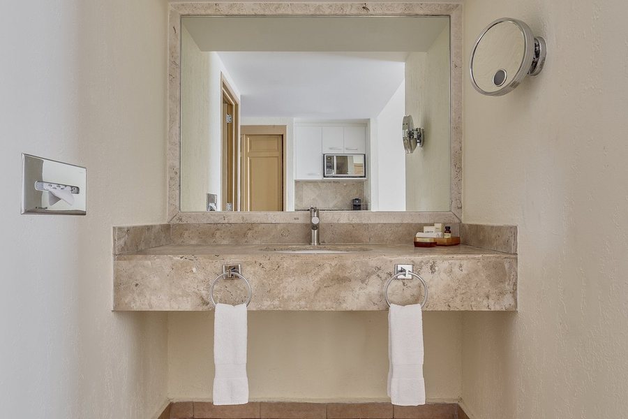 Fiesta Americana Cancun Villas — Bathroom