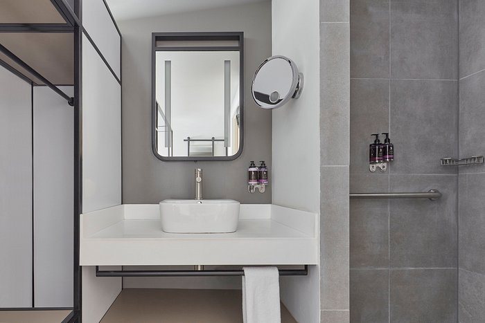 Fiesta Inn Insurgentes Sur — Bathroom