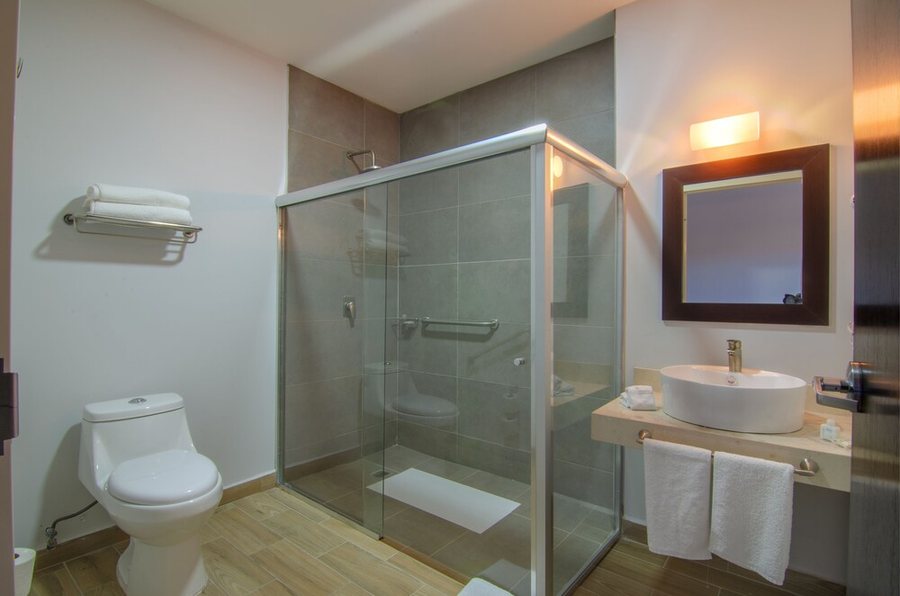 Fiesta Inn Mexicali — Bathroom