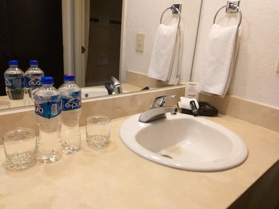 Fiesta Inn Periferico Sur — Bathroom