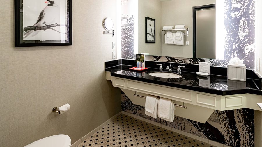 Fife and Drum Inn — Bathroom