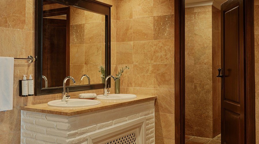 Finca La Bobadilla — Bathroom
