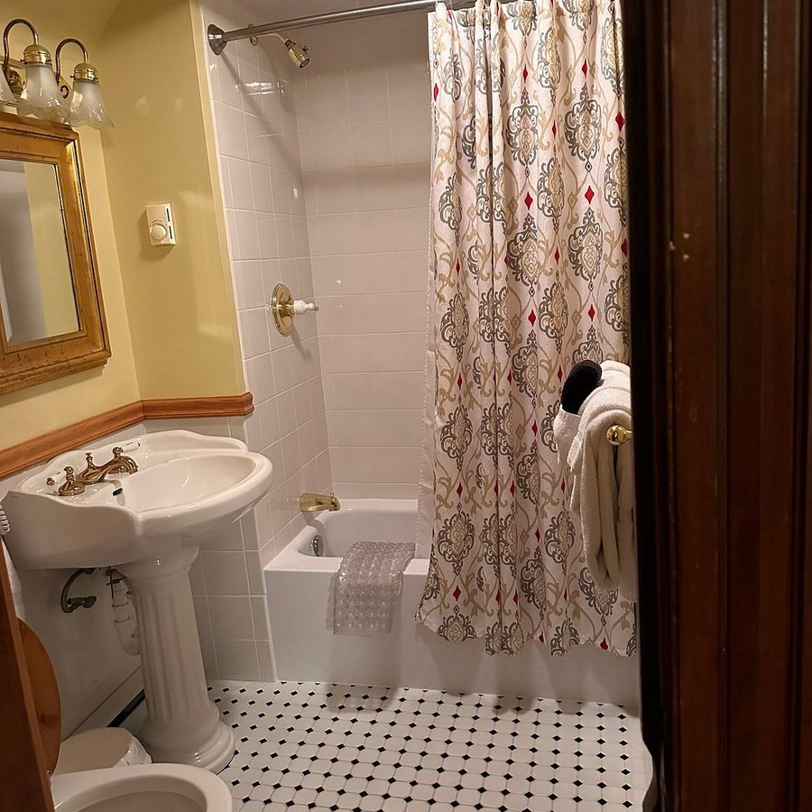 Finger Lakes Bed Breakfast at Hutton Farm — Bathroom
