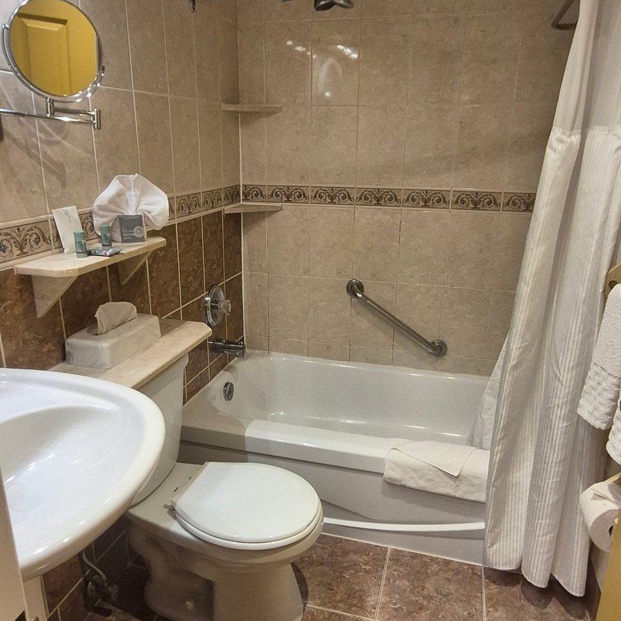 Fireside Inn and Suites — Bathroom