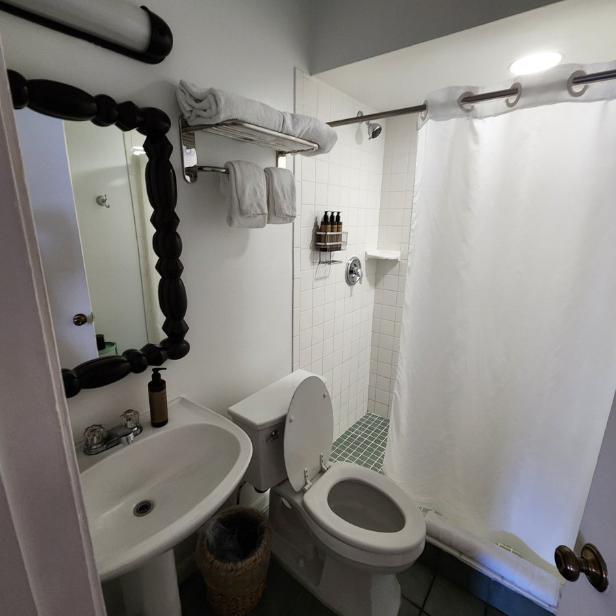 Fitch Lodge Key West Historic Inns — Bathroom
