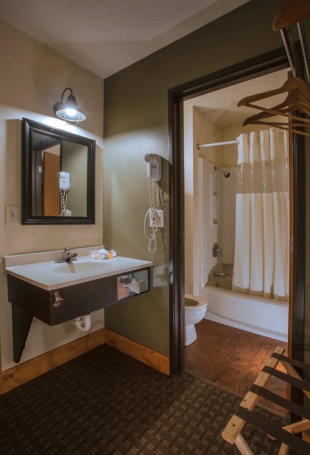 Fitzgeralds Motel — Bathroom