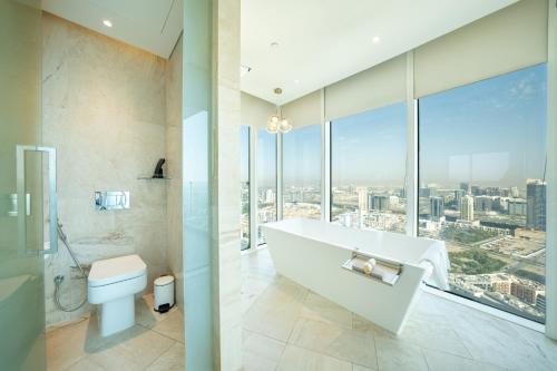 FIVE Palm Jumeirah — Bathroom