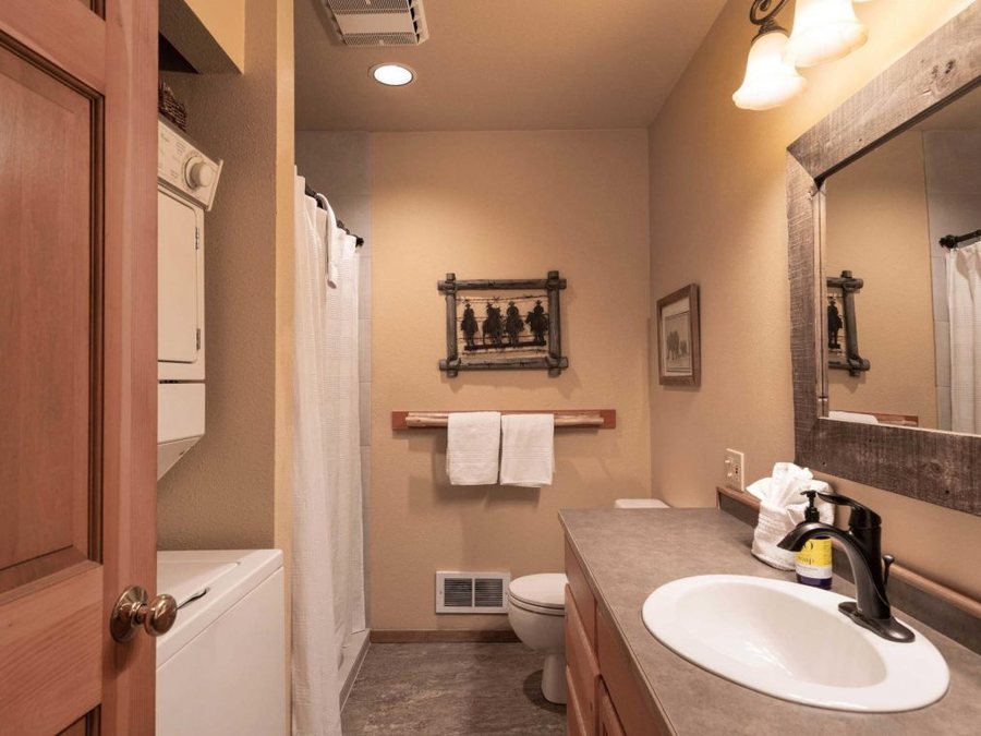 Five Points Cabins — Bathroom