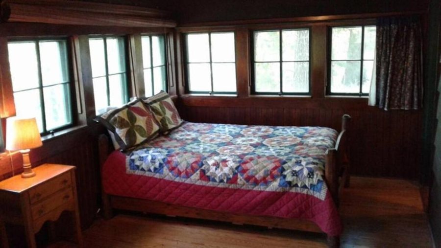 Five Points Cabins — Guest room