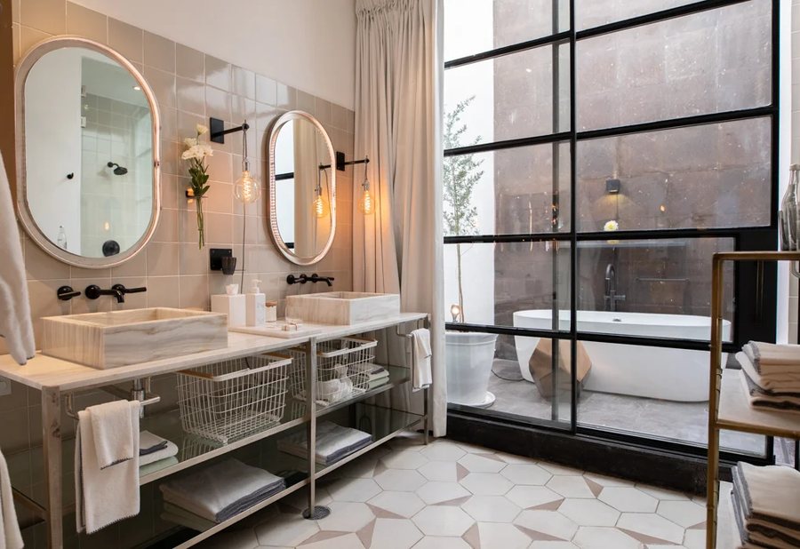 Five Queens Boutique Hotel — Bathroom