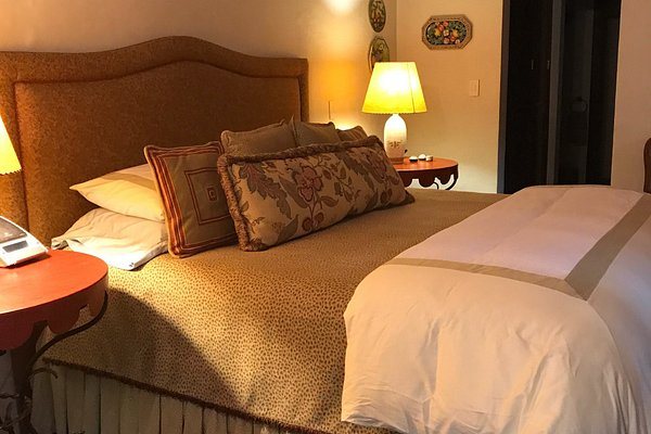 Five Queens Boutique Hotel — Guest room