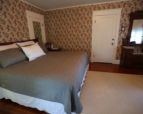 Five SeaSuns Bed and Breakfast — Guest room
