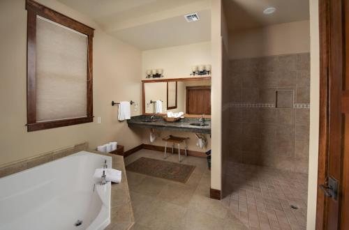 FivePine Lodge and Spa — Bathroom