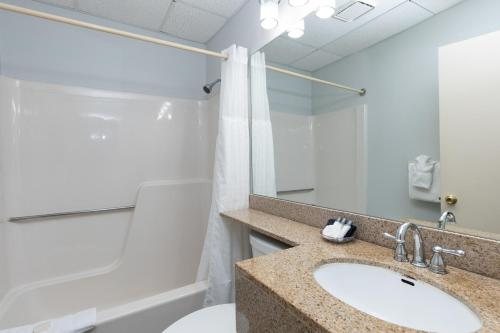 Flagship Inn Boothbay Harbor Maine — Bathroom