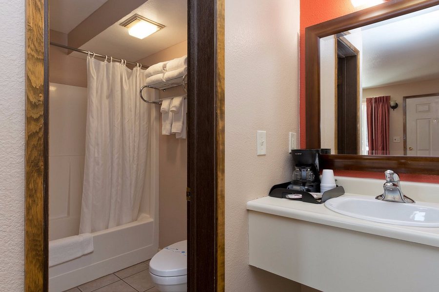 Flagstone Motel — Bathroom