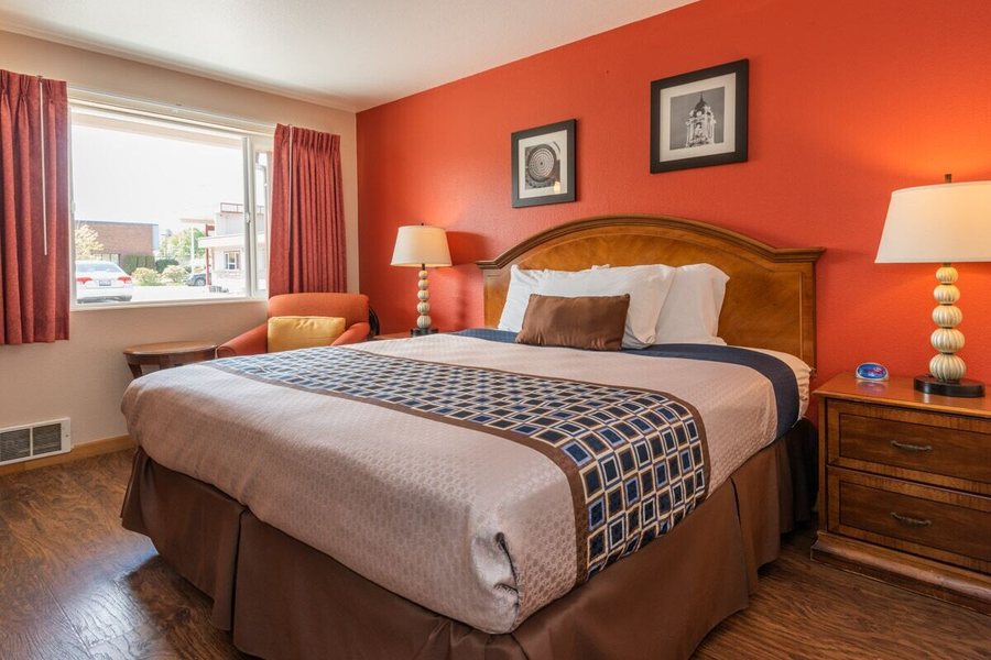 Flagstone Motel — Guest room