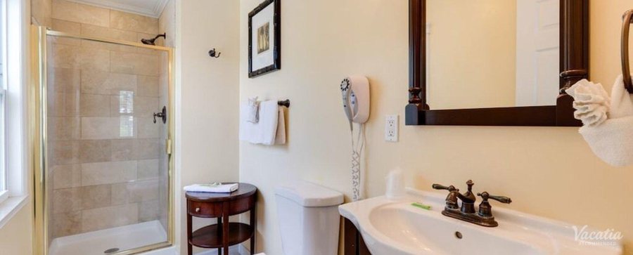 Flamingo Inn — Bathroom