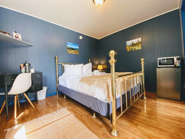 Flathead Lake Resort — Guest room