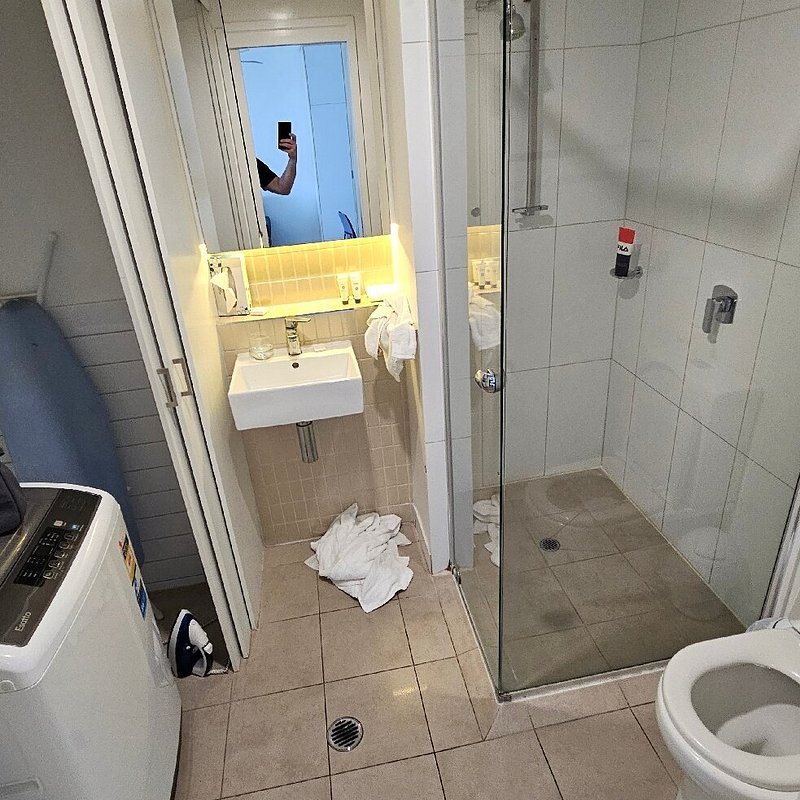 Fleet Lane Apartments — Bathroom