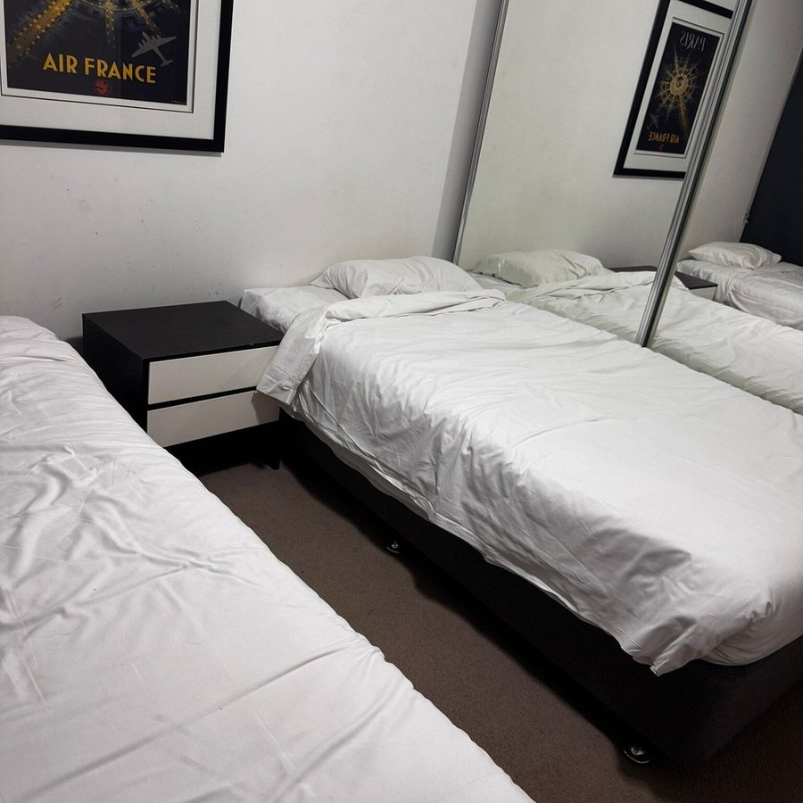 Fleet Lane Apartments — Guest room