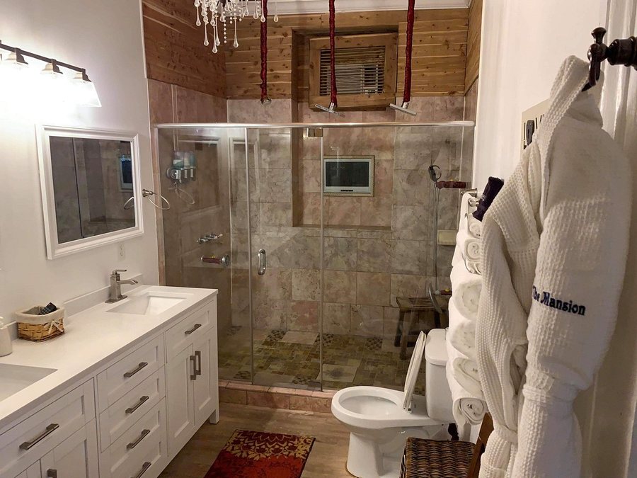 Fleur De Lis Mansion Bed and Breakfast — Bathroom