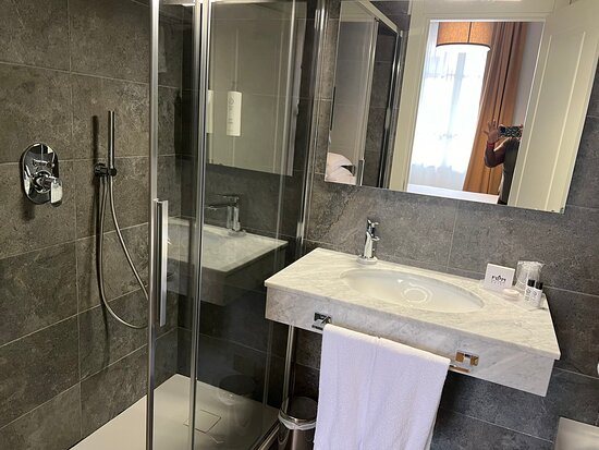 Flom Boutique Hotel — Bathroom