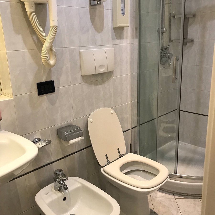 Flora Hotel — Bathroom
