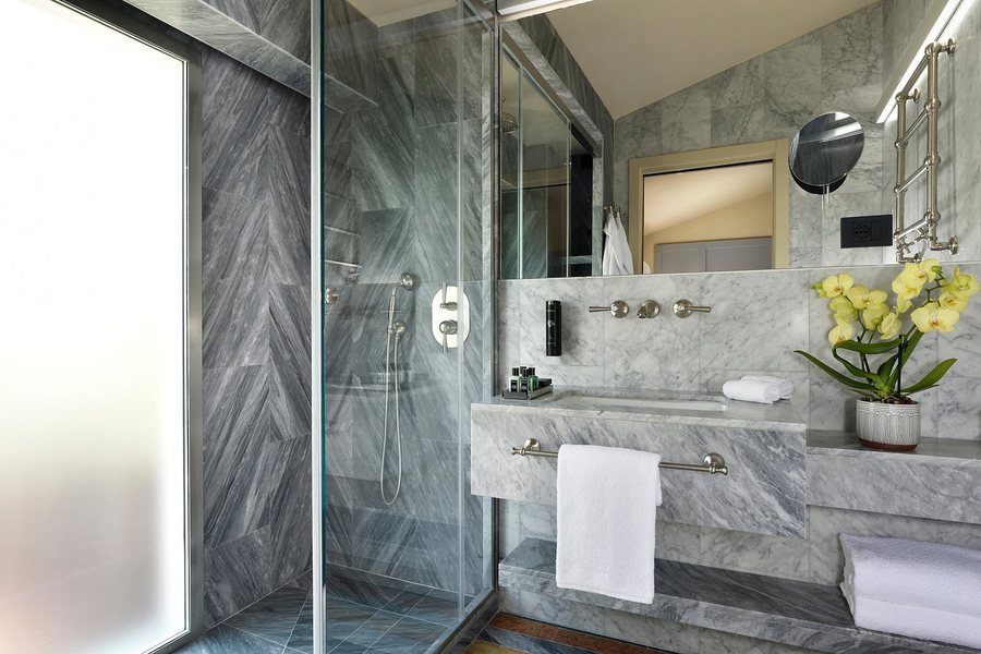 Floren Luxury Hotel — Bathroom