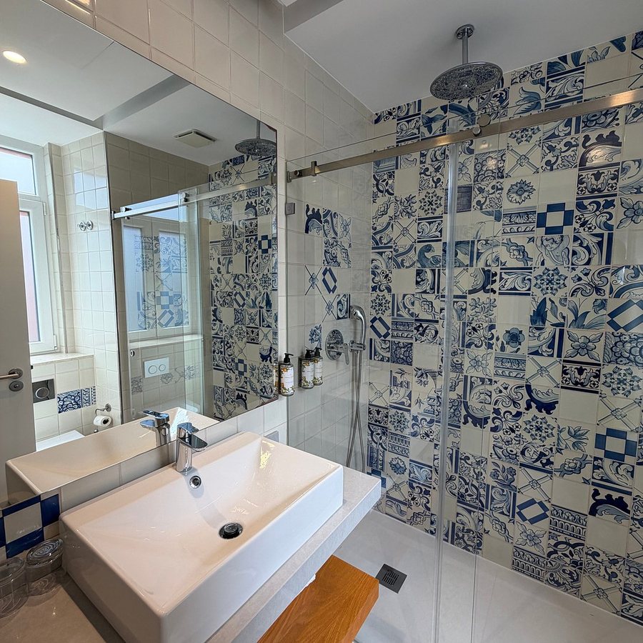 Flores Guest House — Bathroom